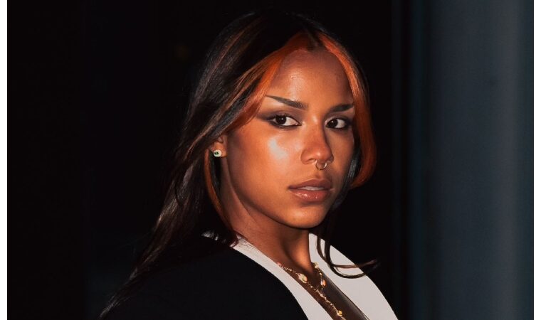 ¡Tokischa conquista París con sus looks innovadores!