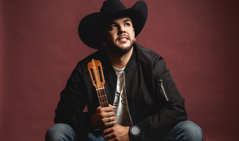 ¡De estreno y como solista! César Mendoza presentó su EP «A mi tierra y a mi gente»