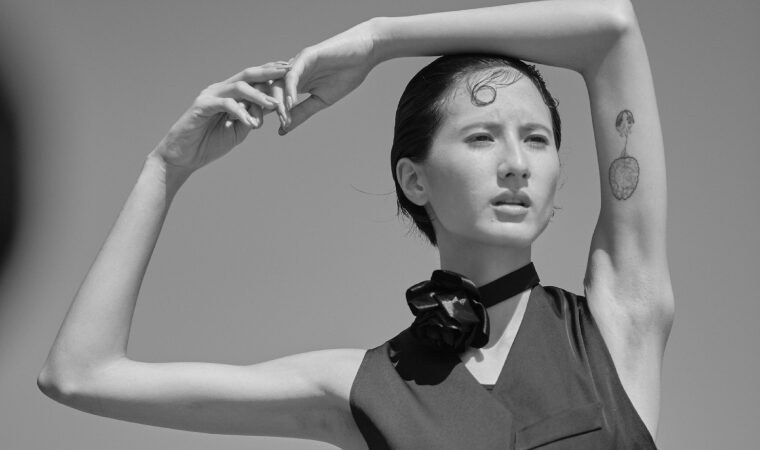 «Melanophobia»: Daniela Linares renace con su nueva cápsula