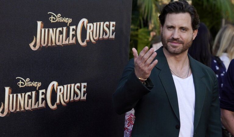 ¿Un nuevo proyecto? Edgar Ramírez volvió a compartir con «La Roca» y Emily Blunt