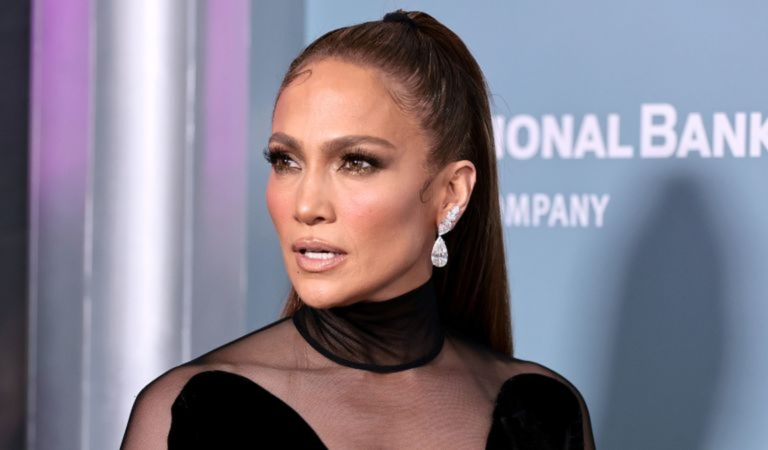 Jennifer López enciende las redes sociales con su aparición en bikini