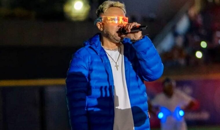 Ante miles de personas, Alberto Spitale presentó el himno oficial del Monumental Simón Bolívar