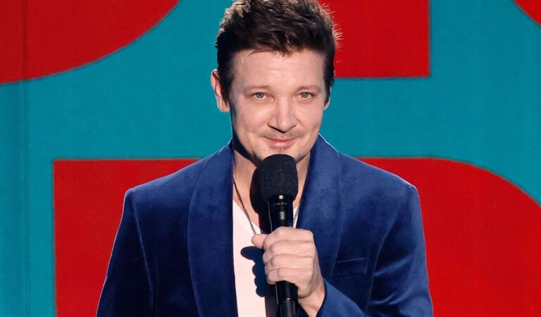 ¡Jeremy Renner regresa entre aplausos en los People’s Choice Awards tras un año de recuperación!