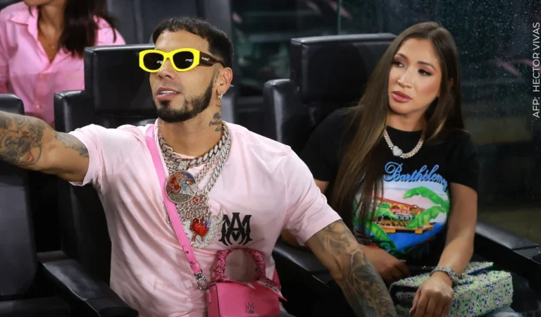 Es viral: Anuel y su novia disfrutaron de un partido de béisbol y ella terminó pagando la cuenta