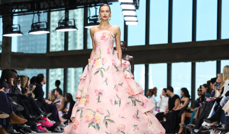 Con elegancia y diversidad: Carolina Herrera presentó su colección de Otoño 2024-2025