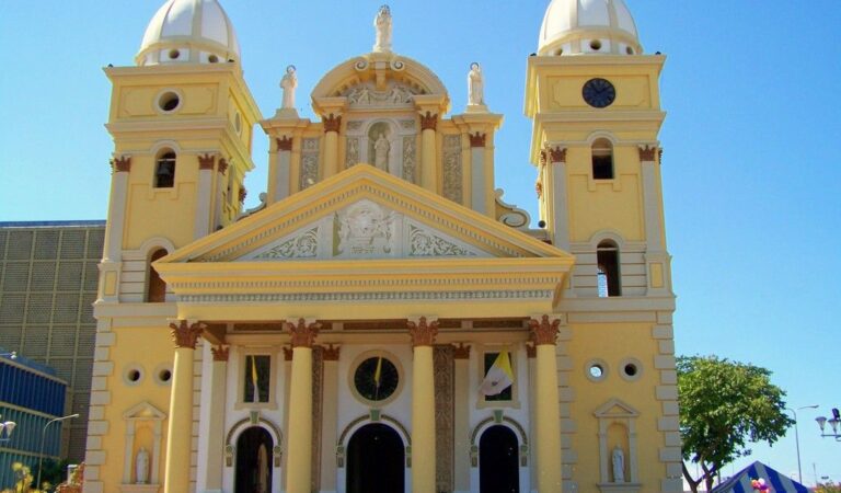 El photoshoot sensual en la basílica de la Chinita que terminó en la comisaría [+fotos]