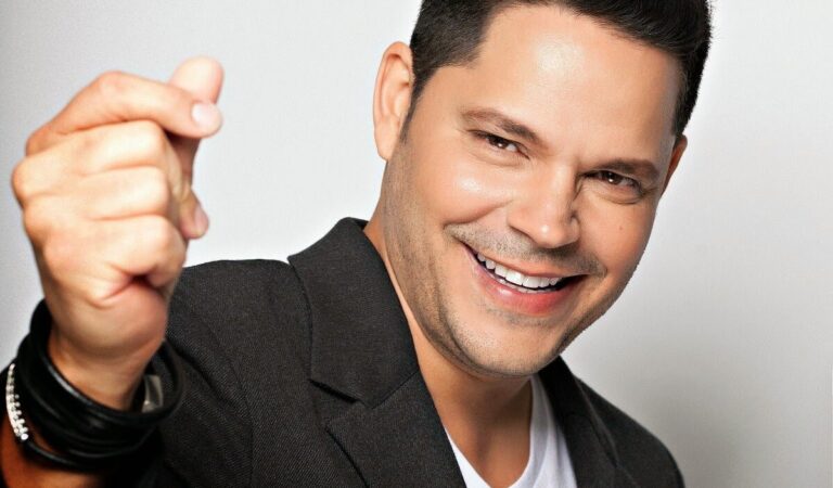 Con su salsa romántica, Rey Ruiz se preparada para presentarse ante su público europeo