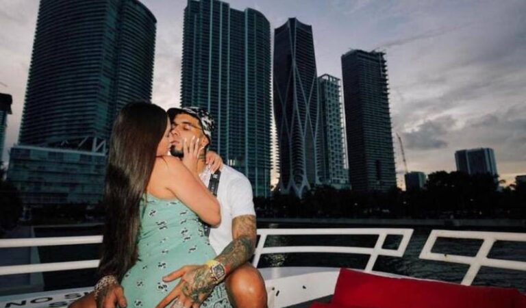¿Controladora? La novia de Anuel AA no quiere nada de fotos