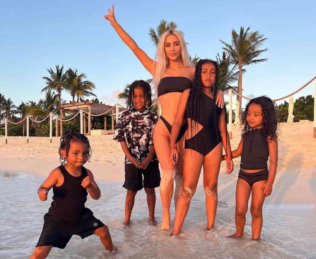 Kim Kardashian con sus hijos