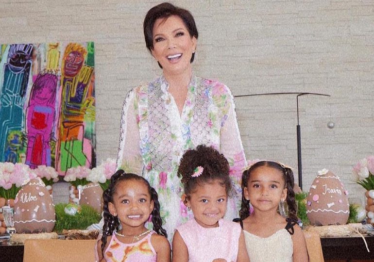 Kris Jenner con sus nietos