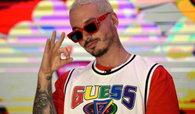 J Balvin compartió una recomendación a Elon Musk tras manejar un Tesla
