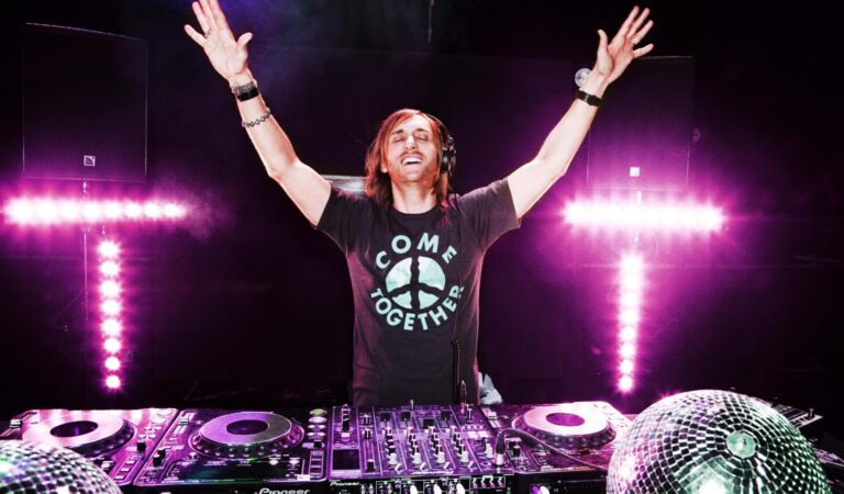 David Guetta presume a su recién nacido