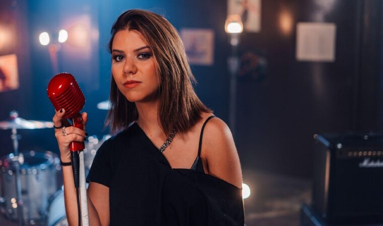 Cori Adrianza está de estreno con «La niña perfecta», un tema que invita a reflexionar