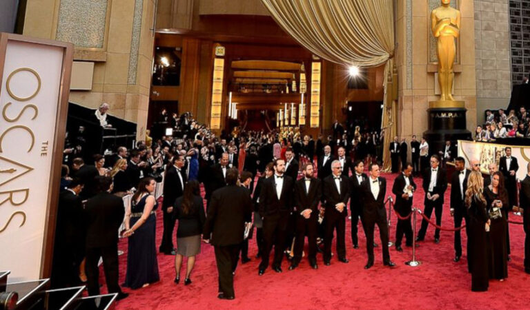 Brillo y ¡mucho negro! Así desfilaron las grandes estrellas por la alfombra roja de los Óscar 2024