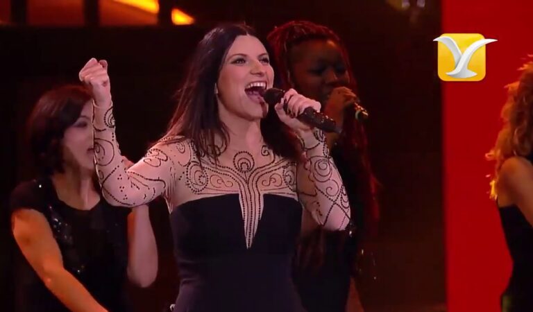 Por falta de oxígeno en tarima, Laura Pausini tuvo que detener uno de sus shows