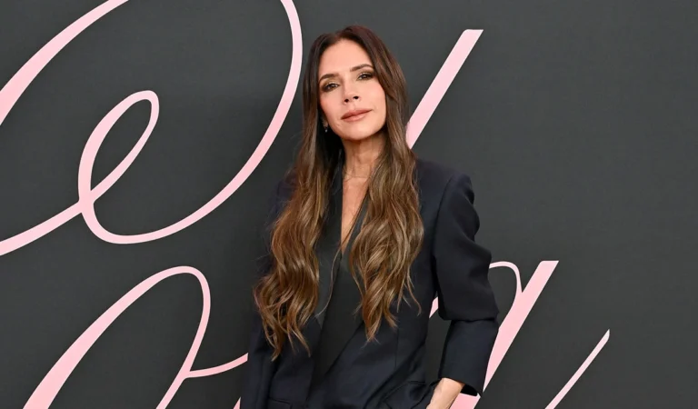 Victoria Beckham impactó en París con muletas sin perder su elegancia