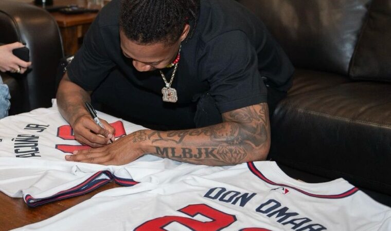 Don Omar reconoce al pelotero venezolano Ronald Acuña Jr. durante su concierto en Georgia, Estados Unidos