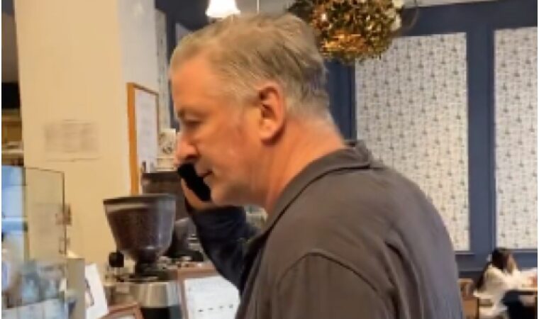 «¿Por qué mataste a aquella mujer?»: Activista palestina recrimina a Alec Baldwin