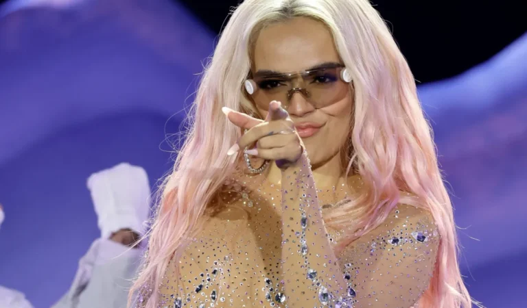 Karol G fue sorprendida por un fanático, ahora la acompañará en su próximo show