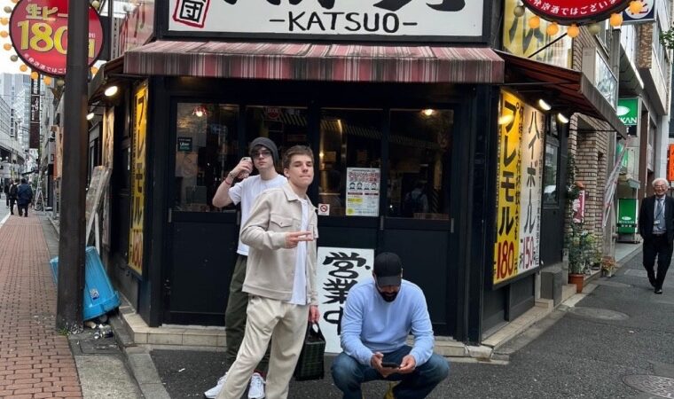 Ricky Martin disfruta con sus hijos en su viaje a Japón