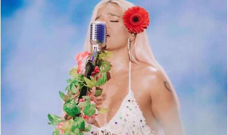 Karol G nombra a Venezuela en su concierto en Perú