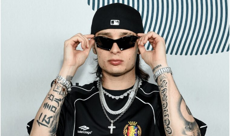 Peso Pluma se somete a una anestesia general para tatuarse en varias partes del cuerpo y no sentir dolor