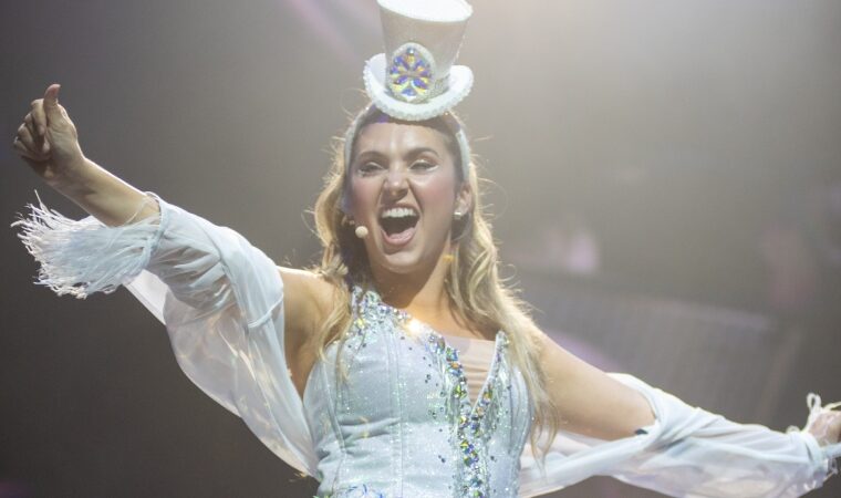 Bettina Lobo es la cantante venezolana que logra destacarse en Celebrity Cruises