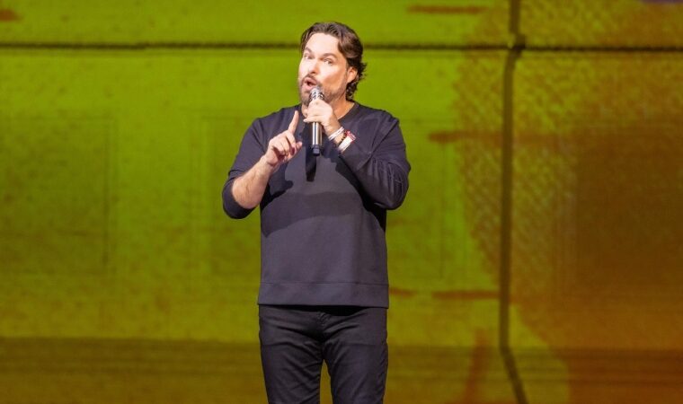 ¡Qué éxito! George Harris llenó el Stern Auditorium con su show «El Pueblo de Uno»