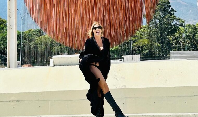 Maite Delgado posó sensual frente a la Esfera de Soto