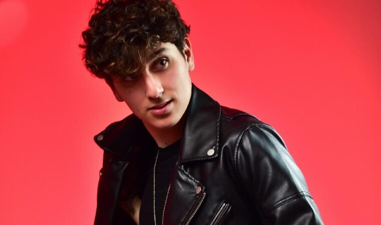 “A Popcorn”: Ryan Cox se muestra honesto y creyendo en el amor con el lanzamiento de su primer álbum