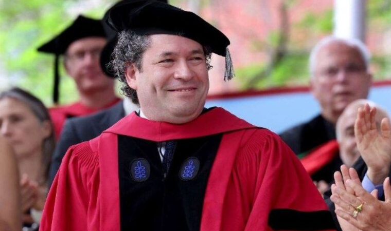 Gustavo Dudamel recibió un título honorario de la Universidad de Harvard
