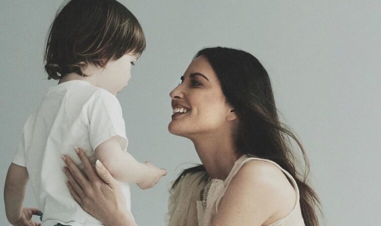 Olivia Munn está documentando su batalla contra el cáncer para su hijo 