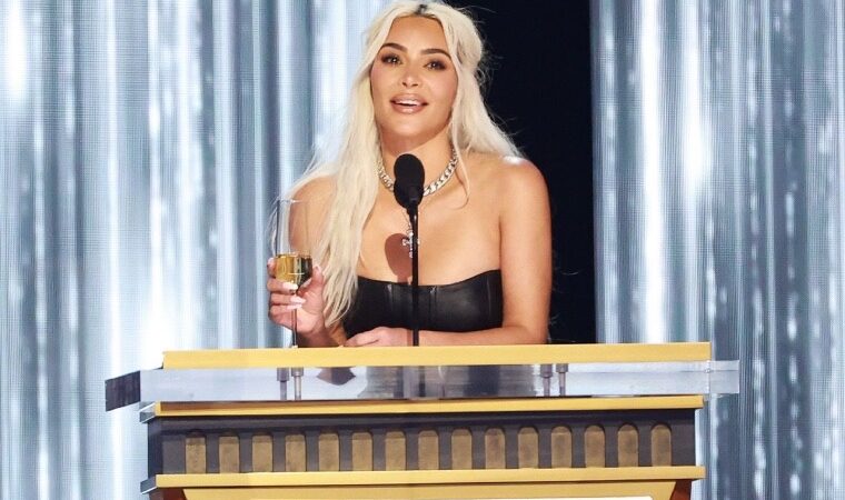 Reciben con abucheos a Kim Kardashian al subirse en el escenario durante el roast de Tom Brady