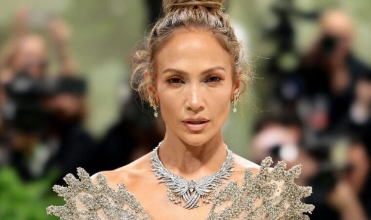 La razón por la que JLo quiere convencer a sus mellizos que la acompañen durante su gira 