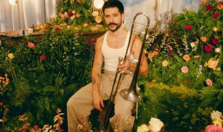 Camilo estrena su más reciente tema “TRES”