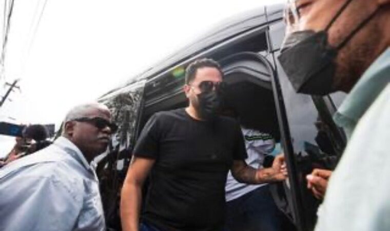 Raphy Pina ingresa a un “hogar intermedio” para completar su salida de prisión