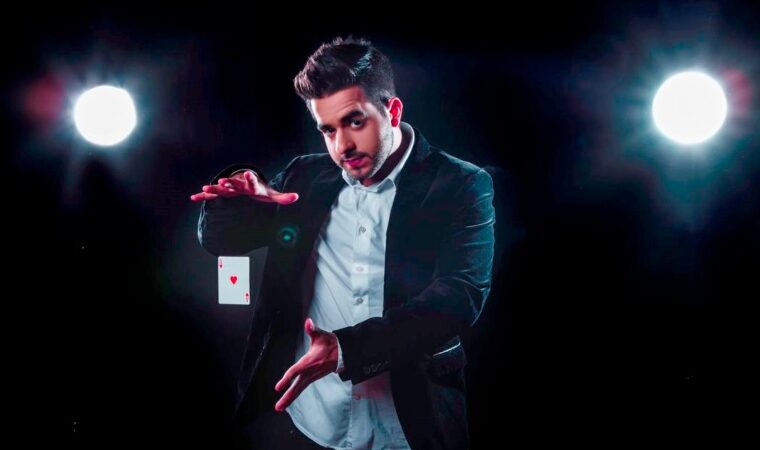 ¡A casa llena! Michel Gallero inicia su residencia en el Teatro Escena 8 con su show de «Enigmas»