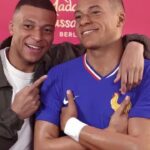 Kylian Mbappé y su nueva figura de cera- Foto Cortesía
