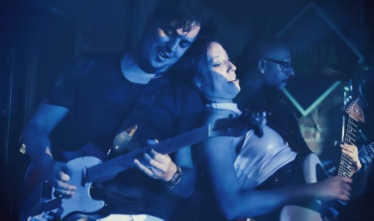 Los Delorean le dan paso a una polémica historia de su «Multiverso» con el estreno del segundo tema de su trilogía