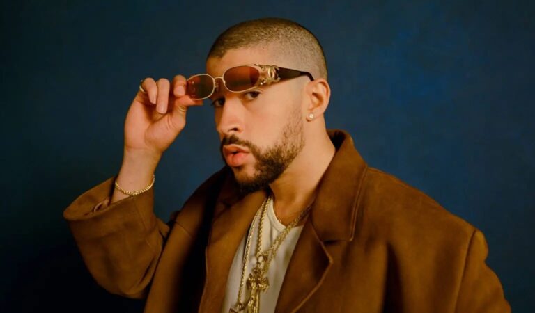 ¡El conejo se está portando mal! Bad Bunny estuvo compartiendo con un hombre misterioso