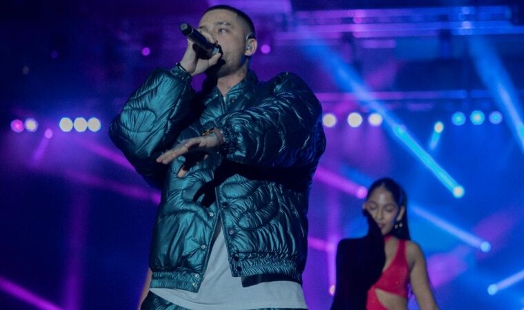 El compositor colombiano, Juanse Navarro, celebra los números que ha generado «Qlona», el tema interpretado por Karol G y Peso Pluma