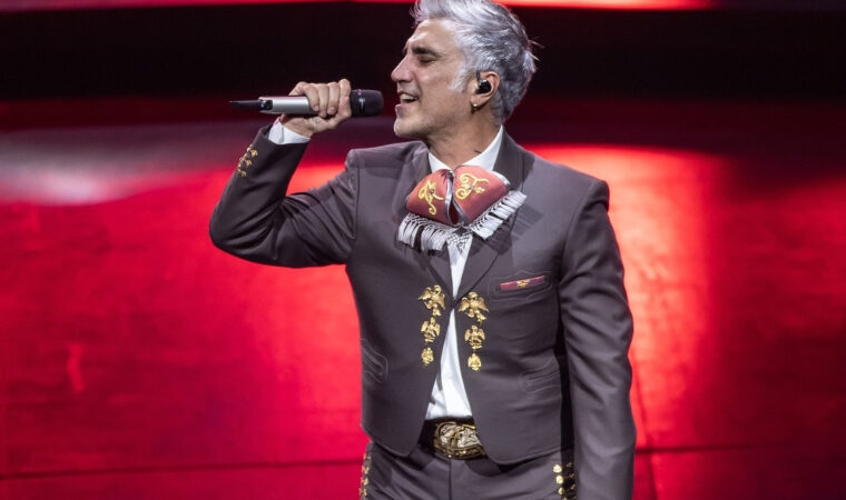 Los «ajustados» pantalones de Alejandro Fernández que puso a volar la imaginación de sus seguidores