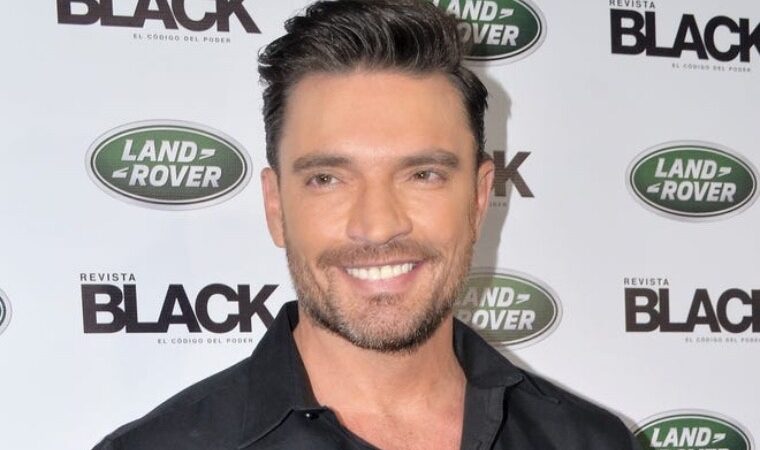 ¡Como Dios lo trajo al mundo! Julián Gil enciende las redes posando sin ropa en la cama