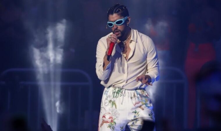 Critican actitud de Bad Bunny ante el incómodo momento con una bailarina durante su show 