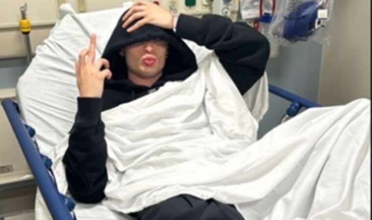 Peso Pluma fue a parar al hospital al fracturarse el tobillo durante presentación en Nueva York