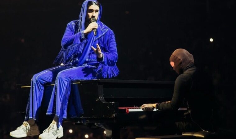 Bad Bunny reconoce el trabajo de su pianista boricua en su concierto en Puerto Rico