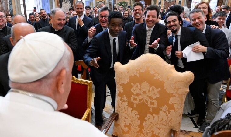 El papa Francisco dio la bienvenida a más de 100 comediantes en el Vaticano