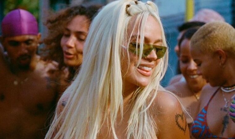 Karol G bailó con sus seguidores su más reciente tema frente a la Torre Eiffel