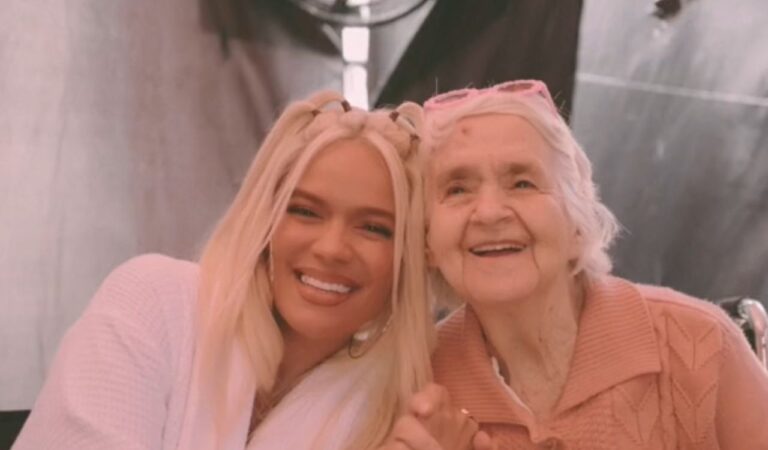 El hermoso gesto que tuvo Karol G con una señora de la tercera edad