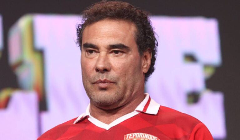 ¡Escándalo! Eduardo Yáñez roba celular de reportera